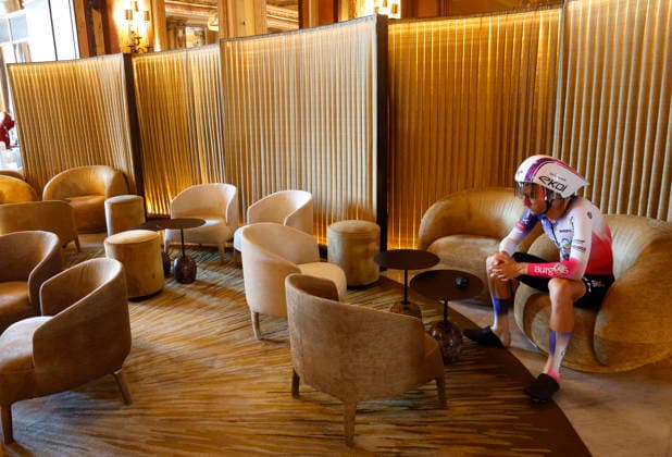 A rider from Burgos BH team waits for the start inside Monte Carlo s casino during Tourof Spain s first stage, a 9.4 kilometers time trial in Monaco. First stage. Time trial in Monaco (9.4 km) !ACHTUNG: NUR REDAKTIONELLE NUTZUNG!  Copyright: xJavierxLizónx GRAF3205 20260822-55021202671_1