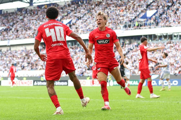 Francis Onyeka (SV 07 Elversberg) Torjubel,jubelt mit seiner Mannschaft nach dem Treffer zum 1:2 waehrend des Spiels der 1. Runde des DFB-Pokal zwischen MSV Duisburg und SV 07 Elversberg, Schauinsland-Reisen-Arena am 22. August 2026 in Duisburg, Deutschland. (Foto von Oliver Kaelke DeFodi Images) +++ Francis Onyeka (SV 07 Elversberg) celebrates after scoring his team s second goal with teammates during the 1st round match of the DFB-Pokal between MSV Duisburg and SV 07 Elversberg at Schauinsland-Reisen-Arena on August 22, 2026 in Duisburg, Germany. (Photo by Oliver Kaelke DeFodi Images) DFB DFL REGULATIONS PROHIBIT ANY USE OF PHOTOGRAPHS AS IMAGE SEQUENCES AND OR QUASI-VIDEO. (Photo by Oliver Kaelke DeFodi Images) - *** Francis Onyeka of SV 07 Elversberg celebrates the goal with his teammates after scoring to make it 1–2 during the first-round DFB Cup match between MSV Duisburg and SV 07 Elversberg, Schauinsland Reisen Arena on August 22, 2026, in Duisburg, Germany. Photo by Oliver Kaelke, DeFodi Images. Francis Onyeka of SV 07 Elversberg celebrates with his teammates after scoring his team’s second goal during the first-round match of the DFB Cup between MSV Duisburg and SV 07 Elversberg at the Schauinsland Reisen Arena on August 22, 2026 in Duisburg, Germany. Photo by Oliver Kaelke, DeFodi Images. DFB and DFL regulations prohibit any use of photographs as image sequences and or quasi-video. Photo by Oliver Kaelke, DeFodi Images.