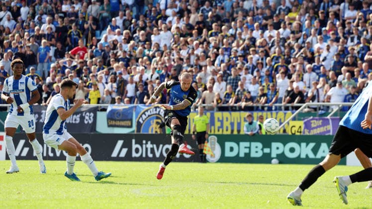 22.08.2026, xrekx, Fussball DFB Pokal 1.Runde, 1.FC Saarbruecken - Hertha BSC Berlin v.l. Torschuss zum 1:1 durch Philip Fahrner (1.FC Saarbruecken) (DFL DFB REGULATIONS PROHIBIT ANY USE OF PHOTOGRAPHS as IMAGE SEQUENCES and or QUASI-VIDEO) Saarbruecken *** August 22, 2026, xrekx, Soccer DFB Cup First Round, 1 FC Saarbrücken vs. Hertha BSC Berlin – Goal for the 1–1 tie by Philip Fahrner, 1 FC Saarbrücken. DFL and DFB regulations prohibit any use of photographs as image sequences and or quasi-video. Saarbrücken
