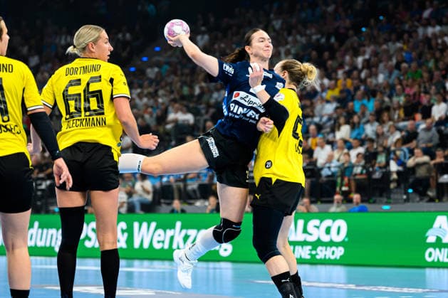 Muenchen: HBF Super Cup 2026 - HSG Blomberg-Lippe - Borussia Dortmund Karolina Jurenczyk (Blomberg) Muenchen SAP Garden Bayern Deutschland *** Munich Central Station Super Cup 2026 HSG Blomberg Lippe Borussia Dortmund Karolina Jurenczyk Blomberg Munich SAP Garden Bavaria Germany