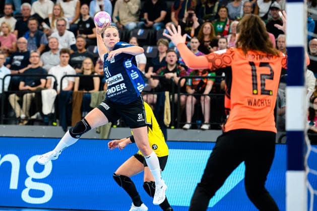 Muenchen: HBF Super Cup 2026 - HSG Blomberg-Lippe - Borussia Dortmund Alexia Hauf (Blomberg), Torhueterin Sarah Wachter (Dortmund) Muenchen SAP Garden Bayern Deutschland *** Munich Central Station Super Cup 2026 HSG Blomberg Lippe Borussia Dortmund Alexia Hauf (Blomberg), Goaltender Sarah Wachter (Dortmund), Munich, SAP Garden, Bavaria, Germany