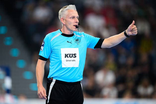 Muenchen: HBF Super Cup 2026 - HSG Blomberg-Lippe - Borussia Dortmund Schiedsrichter Robert Schulze Muenchen SAP Garden Bayern Deutschland *** Munich Central Station Super Cup 2026 HSG Blomberg Lippe Borussia Dortmund Referee Robert Schulze Munich SAP Garden Bavaria Germany