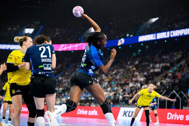 Muenchen: HBF Super Cup 2026 - HSG Blomberg-Lippe - Borussia Dortmund Farrelle Njinkeu (Blomberg) Muenchen SAP Garden Bayern Deutschland *** Munich Central Station Super Cup 2026 HSG Blomberg Lippe Borussia Dortmund Farrelle Njinkeu Blomberg Munich SAP Garden Bavaria Germany