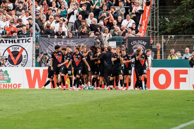 Deutschland, Köln (Sportpark Höhenberg): DFB-Pokal, 1. Runde, FC Viktoria Köln - 1. FC Nürnberg, Ausgleich, Tor Köln, Meiko Sponsel (FC Viktoria Köln, 19), Jubel, Emotionen, Verlängerung, Last Minute *** Germany, Cologne, Sportpark Höhenberg, DFB Cup, 1st Round, FC Viktoria Cologne vs. 1. FC Nuremberg, equalizer, Cologne goal, Meiko Sponsel (FC Viktoria Cologne), 19, celebration, emotions, overtime, last minute Copyright: xThiemoxRudolphx