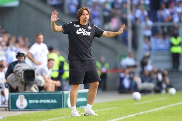 Trainer Vincent Wagner (SV 07 Elversberg) gestikuliert, Gestik waehrend des Spiels der 1. Runde des DFB-Pokal zwischen MSV Duisburg und SV 07 Elversberg, Schauinsland-Reisen-Arena am 22. August 2026 in Duisburg, Deutschland. (Foto von Oliver Kaelke DeFodi Images) +++ Trainer Vincent Wagner (SV 07 Elversberg) gestures during the 1st round match of the DFB-Pokal between MSV Duisburg and SV 07 Elversberg at Schauinsland-Reisen-Arena on August 22, 2026 in Duisburg, Germany. (Photo by Oliver Kaelke DeFodi Images) DFB DFL REGULATIONS PROHIBIT ANY USE OF PHOTOGRAPHS AS IMAGE SEQUENCES AND OR QUASI-VIDEO. (Photo by Oliver Kaelke DeFodi Images) - *** SV 07 Elversberg coach Vincent Wagner gestures during the first-round DFB Cup match between MSV Duisburg and SV 07 Elversberg at the Schauinsland Reisen Arena on August 22, 2026, in Duisburg, Germany. Photo by Oliver Kaelke, DeFodi Images. Coach Vincent Wagner of SV 07 Elversberg gestures during the first-round match of the DFB Cup between MSV Duisburg and SV 07 Elversberg at Schauinsland Reisen Arena on August 22, 2026 in Duisburg, Germany. Photo by Oliver Kaelke, DeFodi Images. DFB and DFL regulations prohibit any use of photographs as image sequences and or quasi-video. Photo by Oliver Kaelke, DeFodi Images.