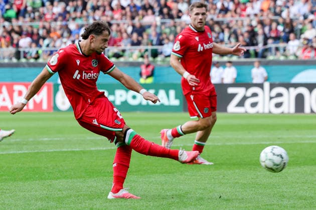 Taycan Ectibasi (Hannover 96) erzielt mit diesem Schuss das Tor zum 1:9 waehrend des Spiels des DFB-Pokals zwischen SV Hemelingen und Hannover 96, Weserstadion am 22. August 2026 in Bremen, Deutschland. (Foto von Marco Steinbrenner DeFodi Images) +++ Taycan Ectibasi (Hannover 96) scores the goal to make it 1 9 with this shot during the DFB-Pokal match between SV Hemelingen and Hannover 96t at Weserstadion on August 22, 2026 in Bremen, Germany. (Photo by Marco Steinbrenner DeFodi Images) (Photo by Marco Steinbrenner DeFodi Images) - *** Taycan Ectibasi of Hannover 96 scores the goal to make it 1–9 with this shot during the DFB Cup match between SV Hemelingen and Hannover 96 at Weserstadion on August 22, 2026, in Bremen, Germany. Photo by Marco Steinbrenner, DeFodi Images. Taycan Ectibasi of Hannover 96 scores the goal to make it 1–9 with this shot during the DFB Cup match between SV Hemelingen and Hannover 96 at Weserstadion on August 22, 2026 in Bremen, Germany. Photo by Marco Steinbrenner, DeFodi Images. Photo by Marco Steinbrenner, DeFodi Images.