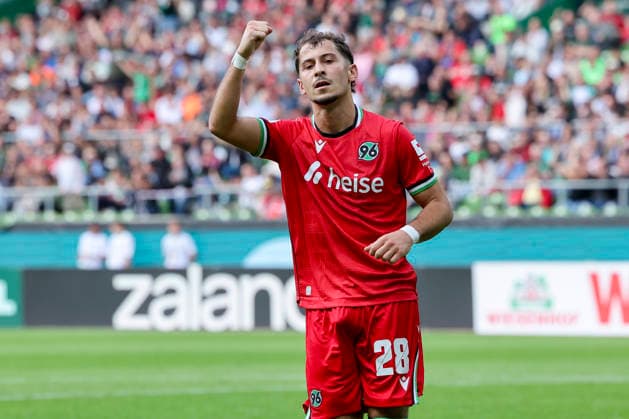 Taycan Ectibasi (Hannover 96) bejubelt seinen Treffer zum 1:9 waehrend des Spiels des DFB-Pokals zwischen SV Hemelingen und Hannover 96, Weserstadion am 22. August 2026 in Bremen, Deutschland. (Foto von Marco Steinbrenner DeFodi Images) +++ Taycan Ectibasi (Hannover 96) celebrates after scoring his teams nineth Goal during the DFB-Pokal match between SV Hemelingen and Hannover 96t at Weserstadion on August 22, 2026 in Bremen, Germany. (Photo by Marco Steinbrenner DeFodi Images) (Photo by Marco Steinbrenner DeFodi Images) - *** Taycan Ectibasi of Hannover 96 celebrates his goal, making it 1-9, during the DFB Cup match between SV Hemelingen and Hannover 96 at Weserstadion on August 22, 2026, in Bremen, Germany Photo by Marco Steinbrenner, DeFodi Images Taycan Ectibasi of Hannover 96 celebrates after scoring his team’s ninth goal during the DFB Cup match between SV Hemelingen and Hannover 96 at Weserstadion on August 22, 2026 in Bremen, Germany. Photo by Marco Steinbrenner, DeFodi Images. Photo by Marco Steinbrenner, DeFodi Images.