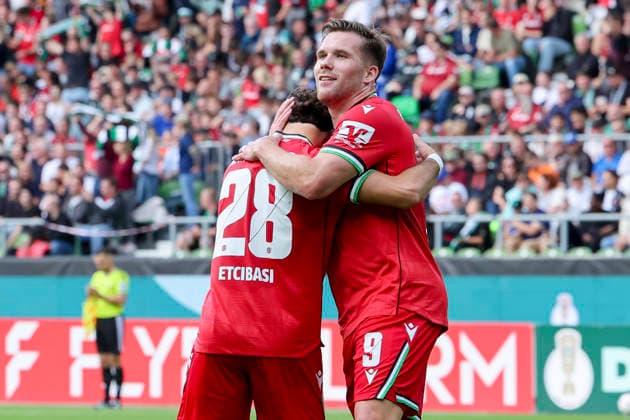 Taycan Ectibasi (Hannover 96) bejubelt seinen Treffer zum 1:9 mit Benjamin Kaellmann (Hannover 96) waehrend des Spiels des DFB-Pokals zwischen SV Hemelingen und Hannover 96, Weserstadion am 22. August 2026 in Bremen, Deutschland. (Foto von Marco Steinbrenner DeFodi Images) +++ Taycan Ectibasi (Hannover 96) celebrates after scoring his teams nineth Goal with Benjamin Kaellmann (Hannover 96) during the DFB-Pokal match between SV Hemelingen and Hannover 96t at Weserstadion on August 22, 2026 in Bremen, Germany. (Photo by Marco Steinbrenner DeFodi Images) (Photo by Marco Steinbrenner DeFodi Images) - *** Taycan Ectibasi of Hannover 96 celebrates his goal—the team’s ninth—with Benjamin Kaellmann of Hannover 96 during the DFB Cup match between SV Hemelingen and Hannover 96 at Weserstadion on August 22, 2026, in Bremen, Germany. Photo by Marco Steinbrenner, DeFodi Images. Taycan Ectibasi of Hannover 96 celebrates after scoring his team’s ninth goal with Benjamin Kaellmann of Hannover 96 during the DFB Cup match between SV Hemelingen and Hannover 96 at Weserstadion on August 22, 2026 in Bremen, Germany. Photo by Marco Steinbrenner, DeFodi Images. Photo by Marco Steinbrenner, DeFodi Images.