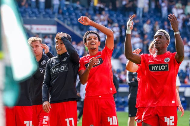 2026.08.22, xkwix, Fußball, DFB-Pokal, MSV Duisburg - SV Elversberg, Schauinsland-Reisen-Arena, 1.Runde, Saison 2026 2027: Die Mannschaft feiert um Francis Onyeka (SV Elversberg 40) herum den Sieg DFB regulations prohibit any use of photographs as image sequences and or quasi-video. Photo: xKamilxWilkowskixPressefotoKochx Nordrhein-Westfalen Deutschland *** August 22, 2026, xkwix, Soccer, DFB Cup, MSV Duisburg vs. SV Elversberg, Schauinsland Reisen Arena, Round 1, 2026–2027 season. The team celebrates the victory around Francis Onyeka and SV Elversberg 40. DFB regulations prohibit any use of photographs as image sequences and or quasi-video. Photo: xKamilxWilkowskixPressefotoKochx, North Rhine-Westphalia, Germany