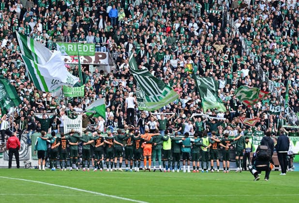 22.08.2026,GER Fußball, Männer,DFB Pokal, 1.Runde Saison 2026 2027, Hamburg, Lüneburger SK vs Werder Bremen die Mannschaft von Bremen jubelt nach dem Spiel mit den Fans DFB DFL regulations prohibit any use of photographs as image sequences and or quasi-video) Hamburg Millerntorstadion Hamburg Deutschland *** August 22, 2026, German Soccer, Men, DFB Cup, 1st Round, 2026–2027 Season, Hamburg, Lüneburger SK vs. Werder Bremen; the Bremen team celebrates with fans after the game. DFB and DFL regulations prohibit any use of photographs as image sequences and or quasi-video. Millerntor Stadium, Hamburg, Germany Copyright: xnordphotoxGmbH xWitkex
