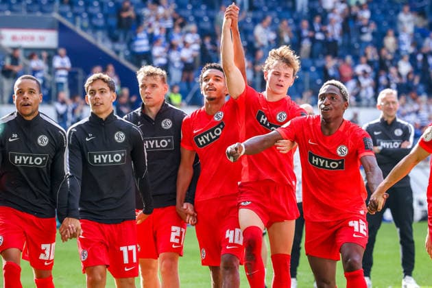 2026.08.22, xkwix, Fußball, DFB-Pokal, MSV Duisburg - SV Elversberg, Schauinsland-Reisen-Arena, 1.Runde, Saison 2026 2027: Die Mannschaft feiert um Francis Onyeka (SV Elversberg 40) herum den Sieg DFB regulations prohibit any use of photographs as image sequences and or quasi-video. Photo: xKamilxWilkowskixPressefotoKochx Nordrhein-Westfalen Deutschland *** August 22, 2026, xkwix, Soccer, DFB Cup, MSV Duisburg vs. SV Elversberg, Schauinsland Reisen Arena, Round 1, 2026–2027 season. The team celebrates the victory around Francis Onyeka and SV Elversberg’s No. 40. DFB regulations prohibit any use of photographs as image sequences and or quasi-video. Photo: xKamilxWilkowskixPressefotoKochx, North Rhine-Westphalia, Germany