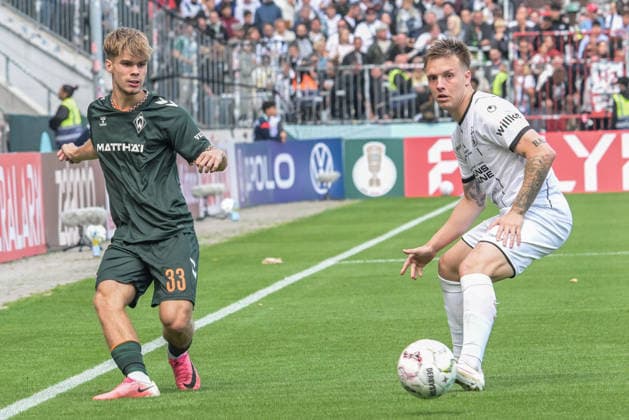 Mick Schmetgens (SV Werder Bremen 33) links , Lueneburger SK Hansa - SV Werder Bremen, Fussball, DFB-Pokal, DFB, 22.8.2026 DFB regulations prohibit any use of photographs as image sequences and or quasi-video Hamburg Hamburg Deutschland *** Mick Schmetgens SV Werder Bremen 33 (left), Lüneburger SK Hansa SV Werder Bremen, soccer, DFB Cup, DFB, August 22, 2026. DFB regulations prohibit any use of photographs as image sequences and or quasi-video. Hamburg, Hamburg, Germany Copyright: xkolbert-press BurghardxSchreyerx