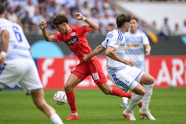 Fußball, DFB-Pokal, 20260822, MSV Duisburg - SV 07 Elversberg. Im Bild v.l. Noah DARVICH (Elversberg, 10), Tobias FLECKSTEIN (Duisburg, 5). Duisburg Schauinsland-Reisen-Arena Nordrhein-Westfalen Deutschland *** Soccer, DFB Cup, 20260822, MSV Duisburg vs. SV 07 Elversberg Pictured from left: Noah DARVICH (Elversberg, 10), Tobias FLECKSTEIN (Duisburg, 5), Duisburg Schauinsland Reisen Arena, North Rhine-Westphalia, Germany Copyright: Passion2Press MarkusxFischerx