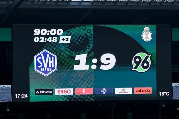Auf der Anzeigetafel im Weserstadion steht der 9:1-Auswaertssieg von Hannover 96 und der damit verbundene Einzug in die 2. Runde des DFB-Pokals waehrend des Spiels des DFB-Pokals zwischen SV Hemelingen und Hannover 96, Weserstadion am 22. August 2026 in Bremen, Deutschland. (Foto von Marco Steinbrenner DeFodi Images) +++ The scoreboard at the Weserstadion shows Hannover 96™s 9 1 away win and their consequent progression to the second round of the DFB Cup during the DFB-Pokal match between SV Hemelingen and Hannover 96t at Weserstadion on August 22, 2026 in Bremen, Germany. (Photo by Marco Steinbrenner DeFodi Images) (Photo by Marco Steinbrenner DeFodi Images) - *** The scoreboard at the Weserstadion displays Hannover 96 s 9-1 away victory and their resulting advancement to the second round of the DFB Cup during the DFB Cup match between SV Hemelingen and Hannover 96, Weserstadion on August 22, 2026, in Bremen, Germany. Photo by Marco Steinbrenner, DeFodi Images. The scoreboard at the Weserstadion shows Hannover 96™s 9–1 away win and their consequent progression to the second round of the DFB Cup during the DFB Cup match between SV Hemelingen and Hannover 96 at the Weserstadion on August 22, 2026 in Bremen, Germany. Photo by Marco Steinbrenner, DeFodi Images. Photo by Marco Steinbrenner, DeFodi Images.