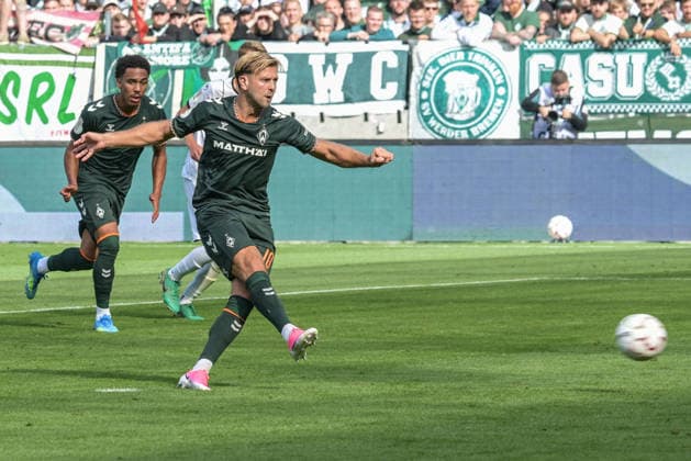 Niklas Fuellkrug (SV Werder Bremen 10) verwandelt einen Elfmeter zum 0:2 , Lueneburger SK Hansa - SV Werder Bremen, Fussball, DFB-Pokal, DFB, 22.8.2026 DFB regulations prohibit any use of photographs as image sequences and or quasi-video Hamburg Hamburg Deutschland *** Niklas Füllkrug of SV Werder Bremen scores a penalty kick to make it 0–2; Lüneburger SK vs. Hansa SV Werder Bremen, soccer, DFB Cup, DFB, August 22, 2026. DFB regulations prohibit any use of photographs as image sequences and or quasi-video. Hamburg, Hamburg, Germany Copyright: xkolbert-press BurghardxSchreyerx