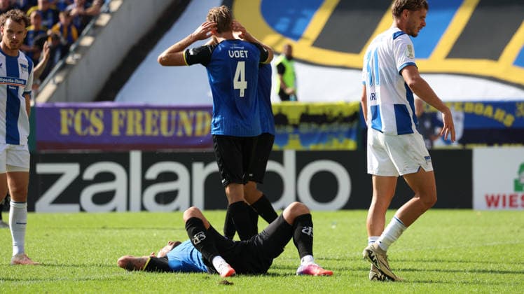 22.08.2026, xrekx, Fussball DFB Pokal 1.Runde, 1.FC Saarbruecken - Hertha BSC Berlin v.l. Kai Brünker Bruenker(1.FC Saarbruecken) enttaeuscht, enttäuscht, schaut enttaeuscht, niedergeschlagen, disappointed (DFL DFB REGULATIONS PROHIBIT ANY USE OF PHOTOGRAPHS as IMAGE SEQUENCES and or QUASI-VIDEO) Saarbruecken *** August 22, 2026, xrekx, Soccer DFB Cup 1st Round, 1. FC Saarbrücken vs. Hertha BSC Berlin, photo by Kai Brünker, Brünker: 1. FC Saarbrücken looks disappointed, dejected, looks disappointed, dejected, disappointed DFL DFB REGULATIONS PROHIBIT ANY USE OF PHOTOGRAPHS as IMAGE SEQUENCES and or QUASI-VIDEO Saarbrücken