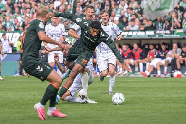 Salim Musah (SV Werder Bremen 29) gegen alle , Lueneburger SK Hansa - SV Werder Bremen, Fussball, DFB-Pokal, DFB, 22.8.2026 DFB regulations prohibit any use of photographs as image sequences and or quasi-video Hamburg Hamburg Deutschland *** Salim Musah, SV Werder Bremen 29 vs. All, Lüneburger SK Hansa SV Werder Bremen, Soccer, DFB Cup, DFB, August 22, 2026. DFB regulations prohibit any use of photographs as image sequences and or quasi-video. Hamburg, Hamburg, Germany Copyright: xkolbert-press BurghardxSchreyerx