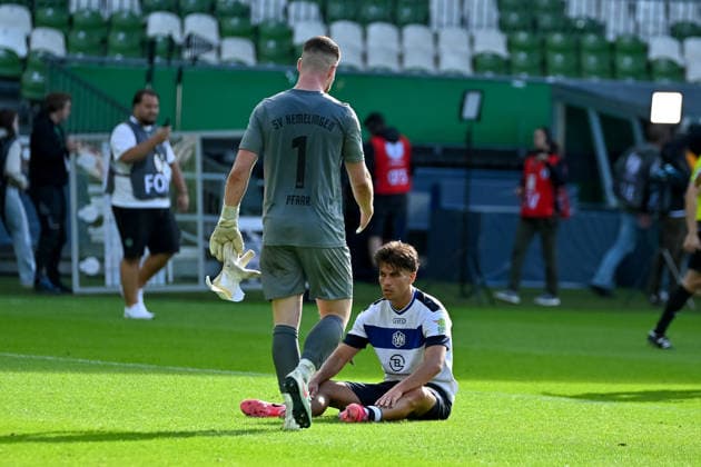Marcel Pfaar (SV Hemelingen, 01) und Emirhan Ciftci (SV Hemelingen, 58) nach dem Spiel SV Hemelingen vs. Hannover 96, Fussball, DFB-Pokal, 1. Runde, Saison 2026 2027, 22.08.2026, SV Hemelingen vs. Hannover 96, Fussball, DFB-Pokal, 1. Runde, Saison 2026 2027, 22.08.2026 Bremen *** Marcel Pfaar (SV Hemelingen, 01) and Emirhan Ciftci (SV Hemelingen, 58) after the game between SV Hemelingen and Hannover 96, soccer, DFB Cup, 1st round, 2026–2027 season, August 22, 2026, SV Hemelingen vs. Hannover 96, soccer, DFB Cup, 1st round, 2026–2027 season, August 22, 2026, Bremen Copyright: xEibner-Pressefoto RobertxGertzenx EP_RGN