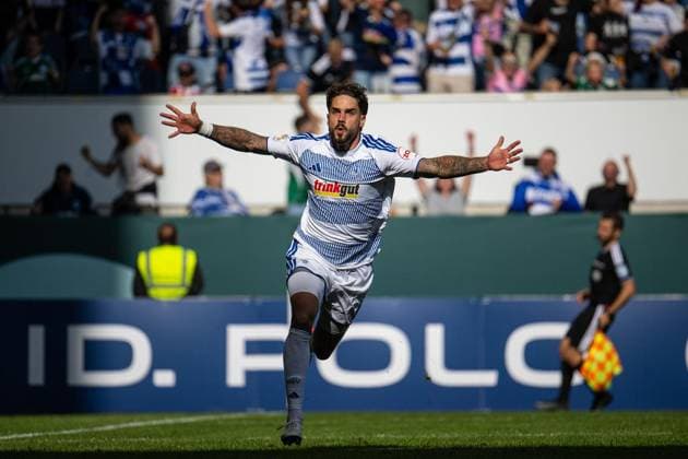 DFB-Pokal MSV Duisburg - SV Elversberg ** NUR FÜR REDAKTIONELLE ZWECKE ** EDITORIAL USE ONLY **<p>Fußball DFB-Pokal MSV Duisburg - SV Elversberg am 22.08.26 in der Schauinsland-Reisen Arena in Duisburg Torjubel zum 1:1 durch Lex Tyger Lobinger ( Duisburg ) Duisburg Copyright: JakobxKlos *** DFB Cup: MSV Duisburg vs. SV Elversberg ** FOR EDITORIAL USE ONLY ** EDITORIAL USE ONLY ** p Soccer DFB Cup MSV Duisburg vs. SV Elversberg on August 22, 2026, at the Schauinsland Reisen Arena in Duisburg. Fans celebrate the 1-1 goal by Lex Tyger Lobinger. Duisburg, Duisburg. Copyright JakobxKlos Copyright: JakobxKlos doc879s1afsz4z1m67x91r6v ,EDITORIAL USE ONLY
