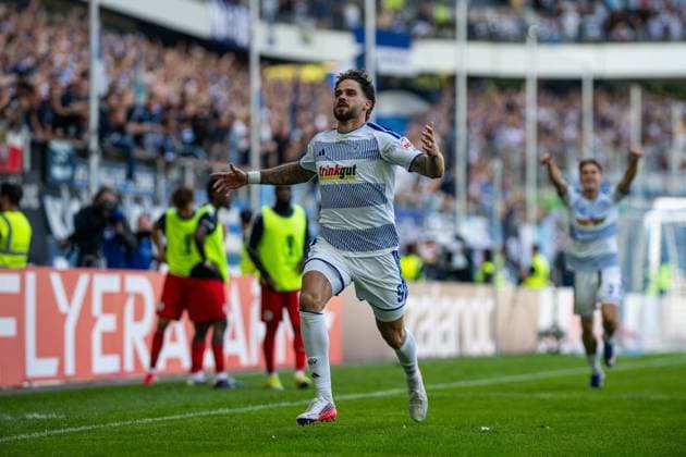 DFB-Pokal MSV Duisburg - SV Elversberg ** NUR FÜR REDAKTIONELLE ZWECKE ** EDITORIAL USE ONLY **<p>Fußball DFB-Pokal MSV Duisburg - SV Elversberg am 22.08.26 in der Schauinsland-Reisen Arena in Duisburg Torjubel zum 1:1 durch Lex Tyger Lobinger ( Duisburg ) Duisburg Copyright: JakobxKlos *** DFB Cup: MSV Duisburg vs. SV Elversberg ** FOR EDITORIAL USE ONLY ** EDITORIAL USE ONLY ** p Soccer DFB Cup MSV Duisburg vs. SV Elversberg on August 22, 2026, at the Schauinsland Reisen Arena in Duisburg. Fans celebrate the 1–1 goal by Lex Tyger Lobinger. Duisburg, Duisburg. Copyright JakobxKlos Copyright: JakobxKlos doc879s1ax1h0z1iilb1dlh ,EDITORIAL USE ONLY
