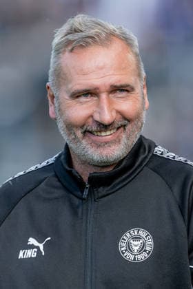 Tim Walter (Chef-Trainer, Holstein Kiel) lachend Portrait Portraet GER, TSV 1860 Muenchen vs. Holstein Kiel, Fussball, DFB-Pokal, 1. Runde, Saison 2026 2027, 22.08.2026. (DFL DFB REGULATIONS PROHIBIT ANY USE OF PHOTOGRAPHS as IMAGE SEQUENCES and or QUASI-VIDEO). Foto: HMB Media Heike Feiner *** Tim Walter, Head Coach, Holstein Kiel, smiling; Portrait, GER; TSV 1860 Munich vs. Holstein Kiel, Soccer, DFB Cup, First Round, 2026–2027 Season, August 22, 2026 DFL and DFB regulations prohibit any use of photographs as image sequences and or quasi-video. Photo: HMB Media, Heike Feiner Copyright: HMBxMedia HeikexFeiner