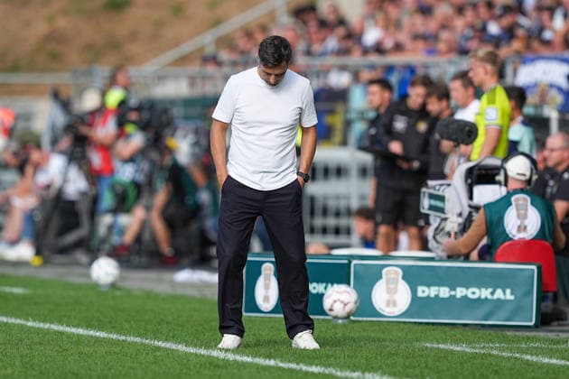 22.08.2026, xydrx, Fußball, DFB Pokal, 1. FC Saarbrücken - Hertha BSC, Saison 2026 2027, Ludwigsparkstadion: Stefan Leitl (Cheftrainer Hertha BSC) mit gesenktem Kopf DFB regulations prohibit any use of photographs as image sequences and or quasi-video. *** August 22, 2026, xydrx, Soccer, DFB Cup, 1. FC Saarbrücken vs. Hertha BSC, 2026–2027 season, Ludwigspark Stadium: Stefan Leitl, head coach of Hertha BSC, with his head bowed. DFB regulations prohibit any use of photographs as image sequences and or quasi-video. Copyright: HMBxMedia YannisxDreimann