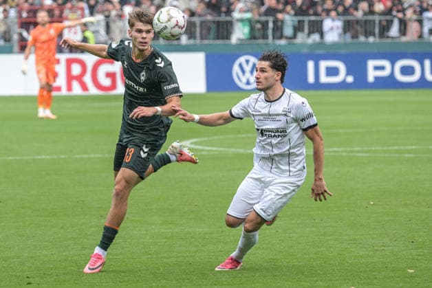 Mick Schmetgens (SV Werder Bremen 33) im Zweikampf , Lueneburger SK Hansa - SV Werder Bremen, Fussball, DFB-Pokal, DFB, 22.8.2026 DFB regulations prohibit any use of photographs as image sequences and or quasi-video Hamburg Hamburg Deutschland *** Mick Schmetgen of SV Werder Bremen, age 33, in a tackle; Lüneburger SK vs. Hansa SV Werder Bremen; soccer; DFB Cup; DFB; August 22, 2026. DFB regulations prohibit any use of photographs as image sequences and or quasi-video. Hamburg, Hamburg, Germany Copyright: xkolbert-press BurghardxSchreyerx