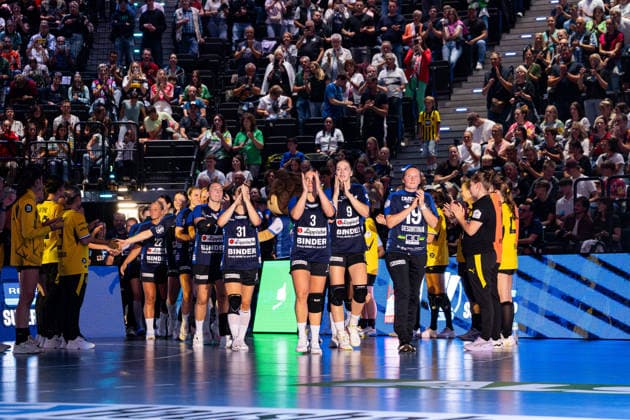 HSG Blomberg-Lippe (GER) vs. Borussia Dortmund (GER), Handball, 1. Handball Bundesliga Frauen, Rexel Supercup 2026, Saison 2026 2027, Muenchen, 22.08.2026 Die Spielerinnen der kommen zur Siegerehrung als Sieger des Rexel Supercup 2026 Muenchen SAP Garden Deutschland *** HSG Blomberg Lippe (GER) vs. Borussia Dortmund (GER), Handball, Women s Handball Bundesliga 1, 2026 Rexel Supercup, 2026–2027 Season, Munich, August 22, 2026 The players take the stage for the award ceremony as winners of the 2026 Rexel Supercup at SAP Garden in Munich, Germany