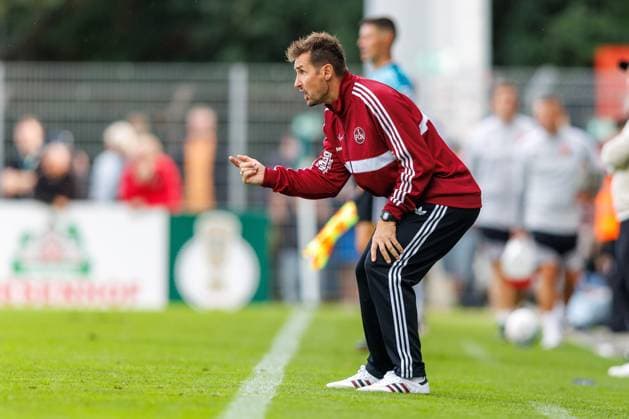 22.08.2026 - Fussball - Saison 2026 2027 - DFB Pokal Vereinspokal - 01. Runde: Viktoria Köln - 1. FC Nürnberg Nuernberg FCN ( Club ) - Sportfoto Zink DaMa - xdaxmax - regulations prohibit any use of photographs as image sequences and or quasi-video - Miroslav Miro Klose ( Trainer 1. FC Nürnberg FCN ) zeigt an gestikuliert dirigiert gibt Anweisungen *** August 22, 2026 Soccer Season 2026–2027 DFB Cup Club Cup First Round Viktoria Cologne vs. 1. FC Nuremberg Nuremberg FCN Club Sports Photo by Zink DaMa xdaxmax Regulations prohibit any use of photographs as image sequences and or quasi-video. Miroslav Miro Klose, coach of 1. FC Nürnberg (FCN), is seen gesturing, directing, and giving instructions