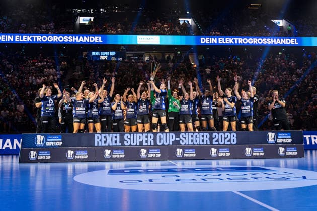 HSG Blomberg-Lippe (GER) vs. Borussia Dortmund (GER), Handball, 1. Handball Bundesliga Frauen, Rexel Supercup 2026, Saison 2026 2027, Muenchen, 22.08.2026 Die Spielerinnen der HSG Blomberg-Lippe (GER) jubeln nach dem Sieg des Rexel Supercup 2026. Nieke Kuehne (HSG Blomberg-Lippe, 09) hebt den Pokal Muenchen SAP Garden Deutschland *** HSG Blomberg Lippe GER vs. Borussia Dortmund GER, Handball, Women s Handball Bundesliga 1, 2026 Rexel Supercup, 2026–2027 Season, Munich, August 22, 2026 The players of HSG Blomberg Lippe GER celebrate after winning the 2026 Rexel Supercup. Nieke Kuehne of HSG Blomberg Lippe, No. 9, lifts the trophy at the SAP Garden in Munich, Germany