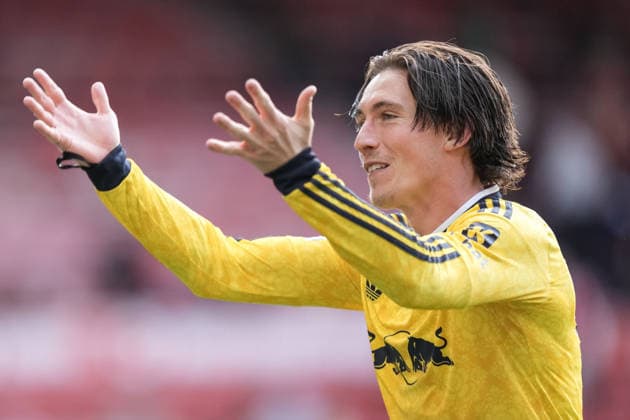 Premier League: Nottingham Forest v Leeds United Harry Wilson of Leeds United celebrates the 0-1 win with the fans during the Premier League match Nottingham Forest vs Leeds United at City Ground, Nottingham, United Kingdom on 22 August 2026 (Photo by Maynard Manyowa News Images) Nottingham City Ground Nottinghamshire United Kingdom Copyright: xMaynardxManyowa NewsxImagesx