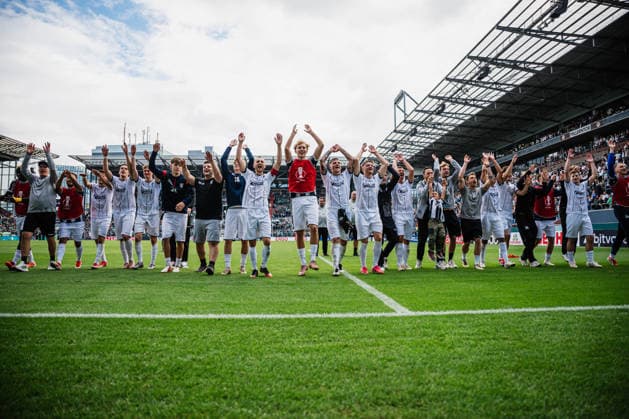 DFB-Pokal: Lüneburger SK - SV Werder Bremen, 22.08.2026 Das Team jubelt zu den Fans; Fußball, DFB-Pokal, 1. Runde: Lüneburger SK vs. SV Werder Bremen am 22.08.2026 im Millerntor-Stadion, Hamburg DFB REGULATIONS PROHIBIT ANY USE OF PHOTOGRAPHS AS IMAGE SEQUENCES AND OR QUASI-VIDEO. *** DFB Cup: Lüneburger SK vs. SV Werder Bremen, August 22, 2026. The team celebrates with the fans. Soccer, DFB Cup, First Round: Lüneburger SK vs. SV Werder Bremen on August 22, 2026, at Millerntor Stadium, Hamburg. DFB regulations prohibit any use of photographs as image sequences and or quasi-video. Copyright: xBEAUTIFULxSPORTS Tonhäuserx