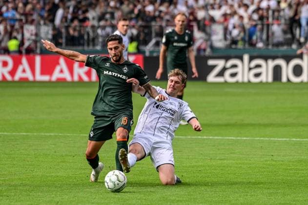 Ludovit Reis ( Werder ) 24 Max Ratzeburg ( Lüneburg ) Deutschland , Hamburg , Millerntor , Fussball , 1 Bundesliga , Oberliga Niedersachsen , DFB Pokal Runde 1 , LSK Lüneburg - SV Werder Bremen *** Ludovit Reis Werder 24 Max Ratzeburg Lüneburg Germany, Hamburg, Millerntor, soccer, Bundesliga 1, Oberliga Niedersachsen, DFB Cup Round 1, LSK Lüneburg SV Werder Bremen