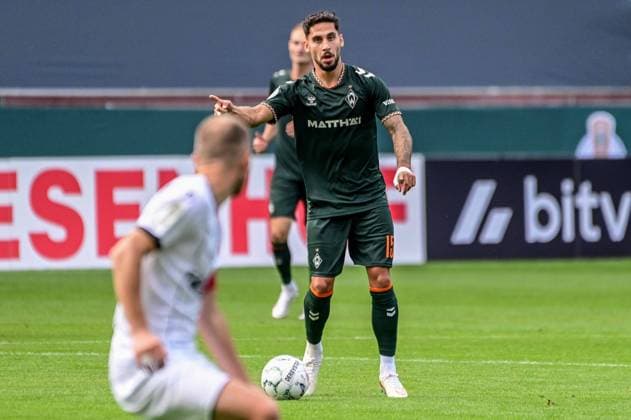 Ludovit Reis ( Werder ) am Ball Deutschland , Hamburg , Millerntor , Fussball , 1 Bundesliga , Oberliga Niedersachsen , DFB Pokal Runde 1 , LSK Lüneburg - SV Werder Bremen *** Ludovit Reis Werder in the Spotlight Germany, Hamburg, Millerntor, Soccer, Bundesliga 1, Lower Saxony Oberliga, DFB Cup Round 1, LSK Lüneburg, SV Werder Bremen