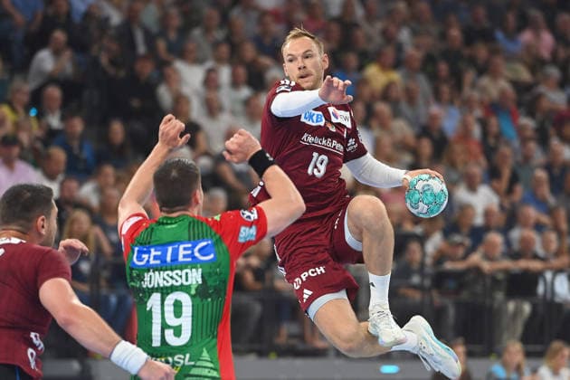 Mathias GIDSEL (Fuechse Berlin) , Torwurf,Aktion,Zweikampf gegen Elvar Oern JONSSON (SC Magdeburg). Handball Rexel Super Cup 2026 der Maenner SC Magdeburg vs. Fuechse Berlin am 22.08.2026 SAP GARDEN Muenchen. *** Mathias GIDSEL, Füchse Berlin, Shot on goal, action, one-on-one against Elvar Oern JONSSON, SC Magdeburg, Men s Rexel Super Cup 2026, SC Magdeburg vs. Fuechse Berlin on August 22, 2026, SAP GARDEN, Munich