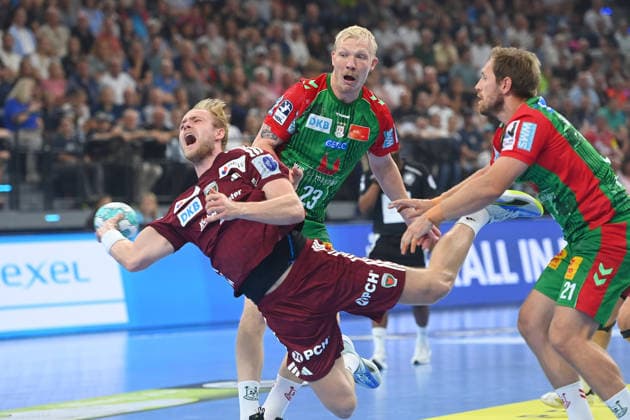 Matthes LANGHOFF (Fuechse Berlin), Torwurf, Aktion,Zweikampf gegen Magnus SAUGSTRUP (SC Magdeburg), und Albin LAGERGREN (SC Magdeburg). Handball Rexel Super Cup 2026 der Maenner SC Magdeburg vs. Fuechse Berlin am 22.08.2026 SAP GARDEN Muenchen. *** Matthes LANGHOFF, Fuechse Berlin, goal throw, action,duel against Magnus SAUGSTRUP of SC Magdeburg and Albin LAGERGREN of SC Magdeburg, Men’s Rexel Super Cup 2026: SC Magdeburg vs. Füchse Berlin on August 22, 2026, at SAP GARDEN in Munich
