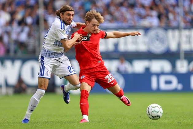 Joshua Bitter (MSV Duisburg) und Cole Campbell (SV 07 Elversberg) im Zweikampf waehrend des Spiels der 1. Runde des DFB-Pokal zwischen MSV Duisburg und SV 07 Elversberg, Schauinsland-Reisen-Arena am 22. August 2026 in Duisburg, Deutschland. (Foto von Oliver Kaelke DeFodi Images) +++ Joshua Bitter (MSV Duisburg) und Cole Campbell (SV 07 Elversberg) battle for the ball during the 1st round match of the DFB-Pokal between MSV Duisburg and SV 07 Elversberg at Schauinsland-Reisen-Arena on August 22, 2026 in Duisburg, Germany. (Photo by Oliver Kaelke DeFodi Images) DFB DFL REGULATIONS PROHIBIT ANY USE OF PHOTOGRAPHS AS IMAGE SEQUENCES AND OR QUASI-VIDEO. (Photo by Oliver Kaelke DeFodi Images) - *** Joshua Bitter of MSV Duisburg and Cole Campbell of SV 07 Elversberg in a tackle during the first-round DFB Cup match between MSV Duisburg and SV 07 Elversberg, Schauinsland Reisen Arena on August 22, 2026, in Duisburg, Germany. Photo by Oliver Kaelke, DeFodi Images. Joshua Bitter of MSV Duisburg and Cole Campbell of SV 07 Elversberg battle for the ball during the first-round match of the DFB Cup between MSV Duisburg and SV 07 Elversberg at Schauinsland Reisen Arena on August 22, 2026 in Duisburg, Germany. Photo by Oliver Kaelke, DeFodi Images. DFB and DFL regulations prohibit any use of photographs as image sequences and or quasi-video. Photo by Oliver Kaelke, DeFodi Images.