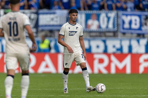GER, Aue, Fussball, DFB-Pokal, 1. Hauptrunde, FC Erzgebirge Aue vs. TSG 1899 Hoffenheim im Bild v.l.: Albian Hajdari (TSG Hoffenheim 21), Aktion mit Ball 22.08.2026, EINS Erzgebirgsstadion Aue DFB REGULATIONS PROHIBIT ANY USE OF PHOTOGRAPHS AS IMAGE SEQUENCES AND OR QUASI-VIDEO, *** GER, Aue, Soccer, DFB Cup, 1st Round, FC Erzgebirge Aue vs. TSG 1899 Hoffenheim (pictured, from left): Albian Hajdari (TSG Hoffenheim, 21), in action with the ball, August 22, 2026, EINS Erzgebirgsstadion Aue DFB REGULATIONS PROHIBIT ANY USE OF PHOTOGRAPHS AS IMAGE SEQUENCES AND OR QUASI-VIDEO, Copyright: HMBxMedia PaulxFritz