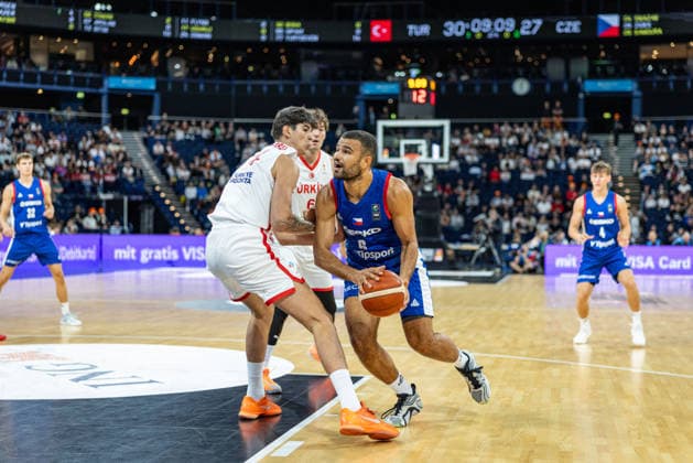 Basketball Hamburg 22.08.2026 Turkish Airlines Supercup 2026 Spiel um Platz 3 Türkei (TUR) - Tschechien (CZE) Patrick Samoura (Tschechien, No.06) Darius Karutasu (Türkei, No.14) *** Basketball Hamburg, August 22, 2026 Turkish Airlines Supercup 2026 Third-Place Game Turkey (TUR) vs. Czech Republic (CZE) Patrick Samoura (CZE), No. 06; Darius Karutasu (TUR), No. 14
