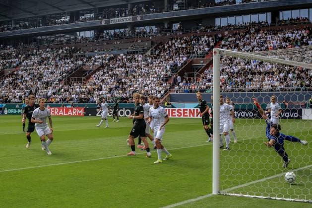 0:1 durch Jens Stage ( Werder ) per Kopfball Lenny Borges Arne Exner ( Lüneburg ) chancenlos Deutschland , Hamburg , Millerntor , Fussball , 1 Bundesliga , Oberliga Niedersachsen , DFB Pokal Runde 1 , LSK Lüneburg - SV Werder Bremen *** 0-1 by Jens Stage (Werder) on a header by Lenny Borges; Arne Exner (Lüneburg) had no chance; Germany, Hamburg, Millerntor, soccer, Bundesliga 1, Oberliga Niedersachsen, DFB Cup Round 1, LSK Lüneburg, SV Werder Bremen