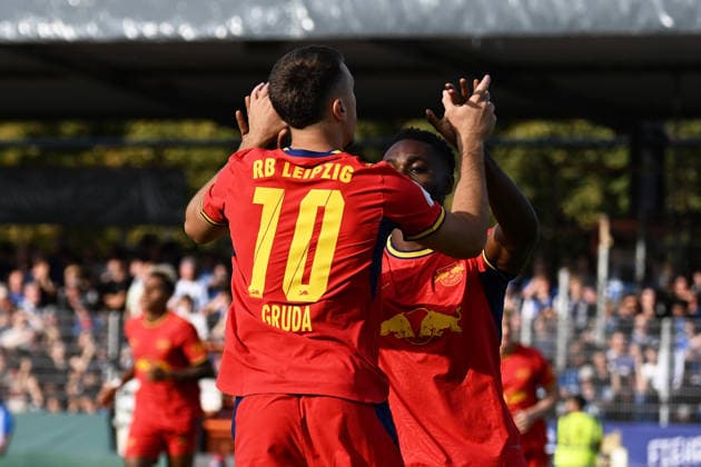 22.08.2026, xjhx, Fussball DFB Pokal 1.Runde, Eintracht Trier - RB Leipzig v.l. Torjubel nach dem Tor zum celebrating the goal celebrate 0:1 durch Brajan Gruda (RB Leipzig) Trier *** August 22, 2026, xjhx, Soccer, DFB Cup First Round, Eintracht Trier vs. RB Leipzig, Goal celebration after Brajan Gruda s goal for RB Leipzig (0-1) against Trier