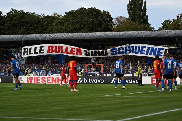22.08.2026, xjhx, Fussball DFB Pokal 1.Runde, Eintracht Trier - RB Leipzig v.l. Spruchband, Banner Fans, Zuschauer, Ultras, Eintracht Trier Alle Bullen sind Schweine Trier *** August 22, 2026, xjhx, Soccer, DFB Cup First Round, Eintracht Trier vs. RB Leipzig, banner, fans, spectators, ultras, Eintracht Trier: All Cops Are Pigs Trier