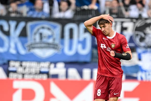 Elias Rahn (SG Sonnenhof Grossaspach) gestikuliert, gestik waehrend des DFB-Pokal 1 Runde Spiels zwichen SG Sonnenhof Grossaspach v Arminia Bielefeld, Wir machen Druck Arena am 22. August 2026 in Grossaspach, Deutschland. (Foto von Harry Langer DeFodi Images) +++ Elias Rahn (SG Sonnenhof Grossaspach) gestures during the DFB-Pokal 1 Runde match between SG Sonnenhof Grossaspach v Arminia Bielefeld at Wir machen Druck Arena on August 22, 2026 in Grossaspach, Germany. (Photo by Harry Langer DeFodi Images) (Photo by Harry Langer DeFodi Images) DFB DFL REGULATIONS PROHIBIT ANY USE OF PHOTOGRAPHS AS IMAGE SEQUENCES AND OR QUASI-VIDEO. - *** Elias Rahn of SG Sonnenhof Grossaspach gestures during the DFB Cup first-round match between SG Sonnenhof Grossaspach and Arminia Bielefeld, at Wir machen Druck Arena on August 22, 2026, in Grossaspach, Germany. Photo by Harry Langer, DeFodi Images. Elias Rahn of SG Sonnenhof Grossaspach gestures during the DFB Cup first-round match between SG Sonnenhof Grossaspach and Arminia Bielefeld at Wir machen Druck Arena on August 22, 2026 in Grossaspach, Germany. Photo by Harry Langer, DeFodi Images. Photo by Harry Langer, DeFodi Images. DFB and DFL regulations prohibit any use of photographs as image sequences and or quasi-video.