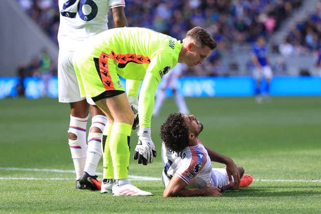 Football - Premier League - Everton v Crystal Palace 22nd August 2026 - Premier League - Everton v Crystal Palace - Crystal Palace goalkeeper Dean Henderson tends to the injured Jean-Chadi Riad of Crystal Palace - Photo: Simon Stacpoole Offside. Liverpool UK *** Fußball: Premier League – Everton gegen Crystal Palace, 22. August 2026 Premier League – Everton gegen Crystal Palace Crystal-Palace-Torhüter Dean Henderson kümmert sich um den verletzten Jean Chadi Riad von Crystal Palace Foto: Simon Stacpoole Offside Liverpool, Großbritannien  Copyright: xSimonxStacpoolexOffside