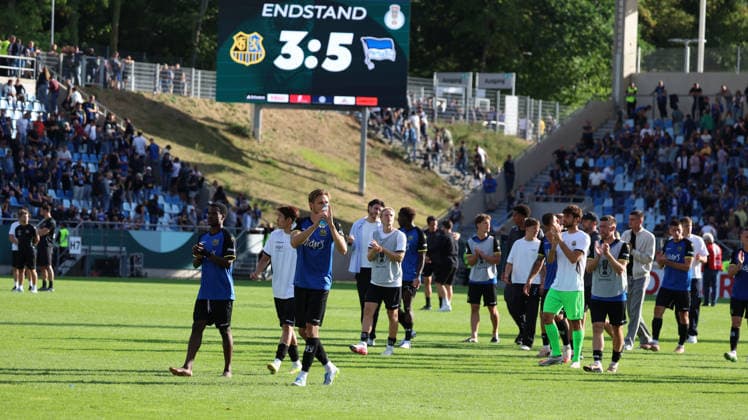 22.08.2026, xrekx, Fussball DFB Pokal 1.Runde, 1.FC Saarbruecken - Hertha BSC Berlin v.l. Spielende FCS Mannschaft bedankt bedanken sich bei den Fans, the player thanks the fans for their support (DFL DFB REGULATIONS PROHIBIT ANY USE OF PHOTOGRAPHS as IMAGE SEQUENCES and or QUASI-VIDEO) Saarbruecken *** August 22, 2026, xrekx, Soccer DFB Cup 1st Round, 1. FC Saarbrücken vs. Hertha BSC Berlin – At the end of the match, the FCS team thanks the fans; the players thank the fans for their support. DFL and DFB regulations prohibit any use of photographs as image sequences and or quasi-video. Saarbrücken