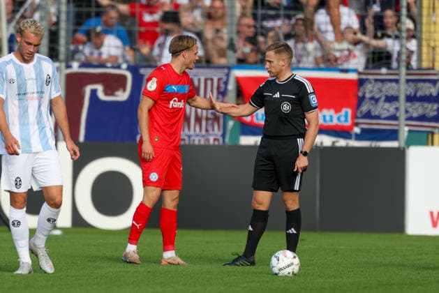 Fould von Jonas Therkelsen (Holstein Kiel, 10) wird von Schiedsrichter Felix Weller ermahnt, GER, TSV 1860 Muenchen vs. Holstein Kiel, Fussball, DFB-Pokal, 1. Runde, Saison 2026 2027, 22.08.2026, DFL REGULATIONS PROHIBIT ANY USE OF PHOTOGRAPHS AS IMAGE SEQUENCES, GER, TSV 1860 Muenchen vs. Holstein Kiel, Fussball, DFB-Pokal, 1. Runde, Saison 2026 2027, 22.08.2026 Muenchen *** Fould of Jonas Therkelsen (Holstein Kiel), No. 10, is cautioned by referee Felix Weller, GER, TSV 1860 Munich vs. Holstein Kiel, Soccer, DFB Cup, 1st Round, 2026–2027 Season, August 22, 2026, DFL regulations prohibit any use of photographs as image sequences, GER, TSV 1860 Munich vs. Holstein Kiel, Soccer, DFB Cup, Round 1, 2026–2027 Season, August 22, 2026, Munich Copyright: xEibner-Pressefoto JennixMaulx EP_JML