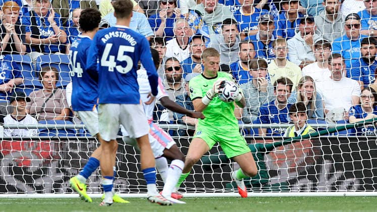 Everton v Crystal Palace, Premier League Everton goalkeeper Jordan Pickford (1) gathers the ball in safely during the Premier League match between Everton and Crystal Palace at Hill Dickinson Stadium, Liverpool, UK on 22 August 2026. Liverpool Hill Dickinson Stadium Merseyside UK Editorial use only DataCo restrictions apply See www.football-dataco.com , Copyright: xCraigxGallowayx PSI-24740-0032