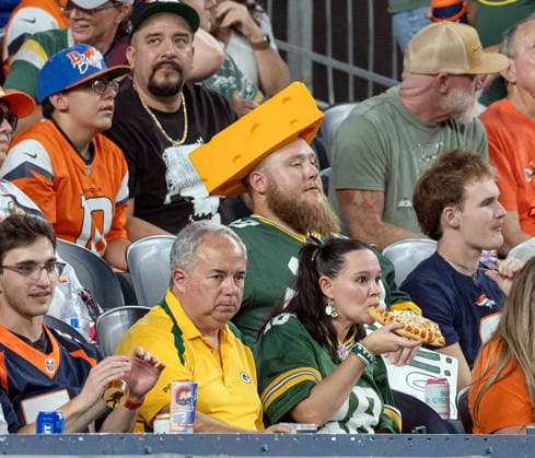 August 22, 2026, Denver, Colorado, USA: Packers fans look on from the end zone during the 2nd. Half at Empower Field at Mile High Friday evening. Packers beat the Broncos in Pre-Season 33-13. Credit Image: ZUMA Press Wire) NFL, American Football Herren, USA Pre-Season 2026 - Packers Beat The Broncos In Pre-Season 33-13 Friday Evening.  - ZUMAav4_ 20260822_zaf_av4_012 Copyright: xHectorxAcevedox