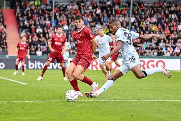 Elias Rahn (SG Sonnenhof Grossaspach) uznd Isaiah Young (Arminia Bielefeld) im Zweikampf waehrend des DFB-Pokal 1 Runde Spiels zwichen SG Sonnenhof Grossaspach v Arminia Bielefeld, Wir machen Druck Arena am 22. August 2026 in Grossaspach, Deutschland. (Foto von Harry Langer DeFodi Images) +++ Elias Rahn (SG Sonnenhof Grossaspach) uznd Isaiah Young (Arminia Bielefeld) battle for the ball during the DFB-Pokal 1 Runde match between SG Sonnenhof Grossaspach v Arminia Bielefeld at Wir machen Druck Arena on August 22, 2026 in Grossaspach, Germany. (Photo by Harry Langer DeFodi Images) (Photo by Harry Langer DeFodi Images) DFB DFL REGULATIONS PROHIBIT ANY USE OF PHOTOGRAPHS AS IMAGE SEQUENCES AND OR QUASI-VIDEO. - *** Elias Rahn of SG Sonnenhof Grossaspach and Isaiah Young of Arminia Bielefeld battle for the ball during the DFB Cup first-round match between SG Sonnenhof Grossaspach and Arminia Bielefeld at the Wir machen Druck Arena on August 22, 2026, in Grossaspach, Germany. Photo by Harry Langer, DeFodi Images. Elias Rahn of SG Sonnenhof Grossaspach and Isaiah Young of Arminia Bielefeld battle for the ball during the DFB Cup first-round match between SG Sonnenhof Grossaspach and Arminia Bielefeld at the Wir machen Druck Arena on August 22, 2026 in Grossaspach, Germany. Photo by Harry Langer, DeFodi Images. Photo by Harry Langer, DeFodi Images. DFB and DFL regulations prohibit any use of photographs as image sequences and or quasi-video.