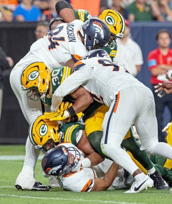 August 22, 2026, Denver, Colorado, USA: Broncos Defense swarms the Packers RB CHRIS BROOKS during the 2nd. Half at Empower Field at Mile High Friday evening. Packers beat the Broncos in Pre-Season 33-13. Credit Image: ZUMA Press Wire) NFL, American Football Herren, USA Pre-Season 2026 - Packers Beat The Broncos In Pre-Season 33-13 Friday Evening.  - ZUMAav4_ 20260822_zaf_av4_013 Copyright: xHectorxAcevedox